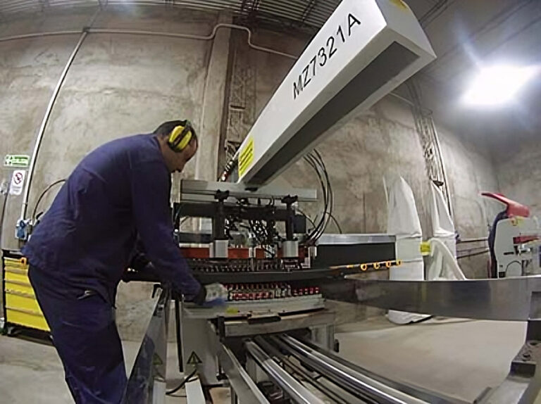 Mobio puso en marcha en Córdoba su fábrica de muebles para oficina