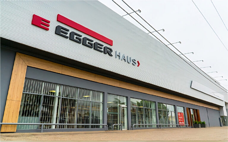Egger inauguró su primer centro de servicios para profesionales