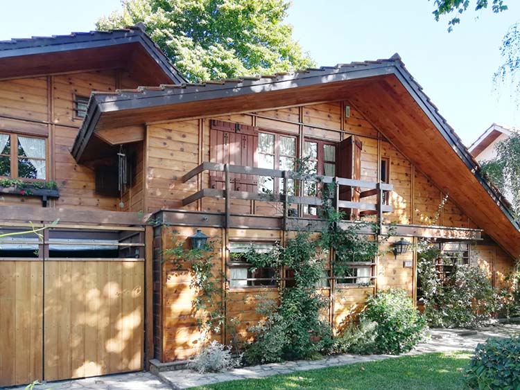 Una casa de 40 años en Mar del Plata realza los beneficios de la madera