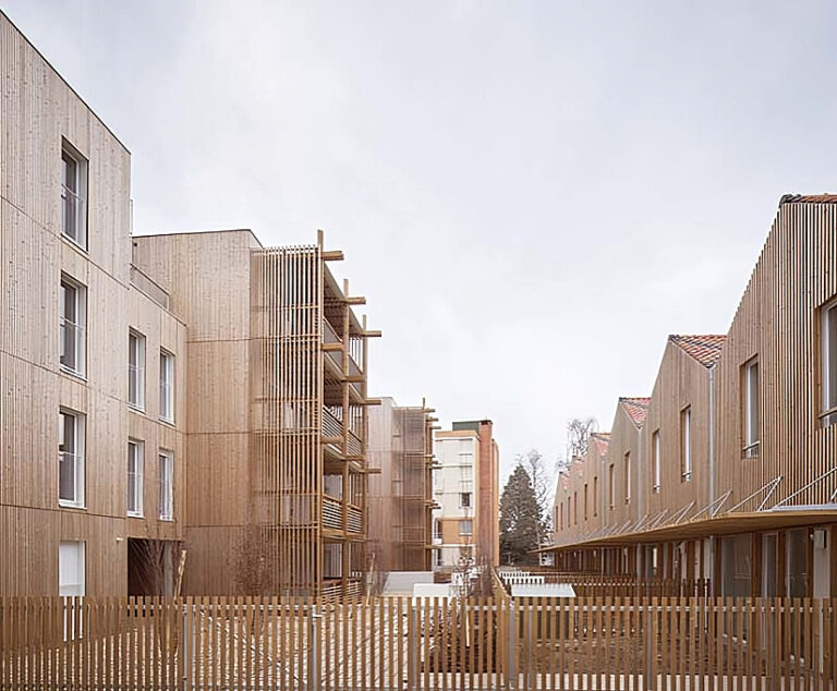 Construyeron un complejo de 26 viviendas sociales de madera en París