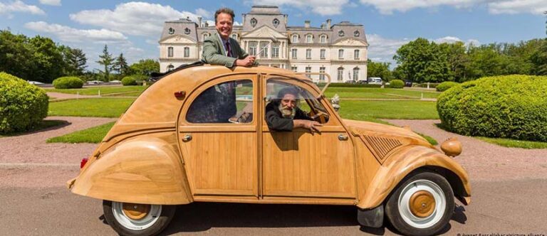 Subastaron en 210.000 Euros un Citroen 2CV hecho de madera