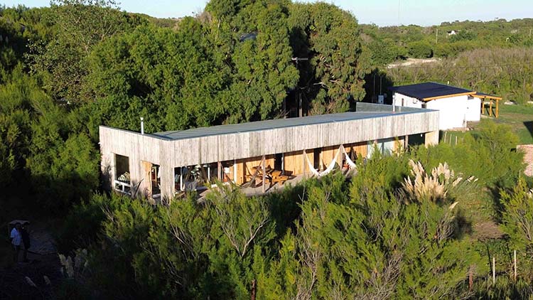 La madera interpreta a la naturaleza en una casa de la costa Atlántica