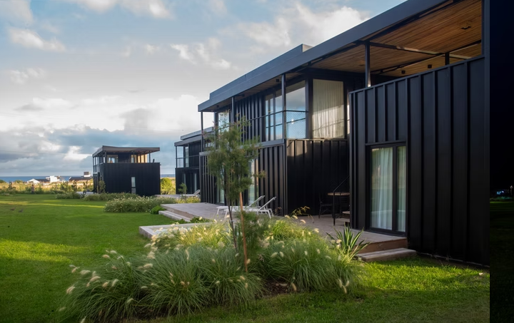 Un complejo de casas reafirma a la madera como material ideal para construir cerca del mar