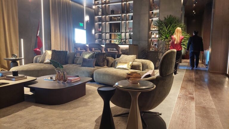 Fontenla destaca a la madera como componente clave del maximalismo urbano sofisticado